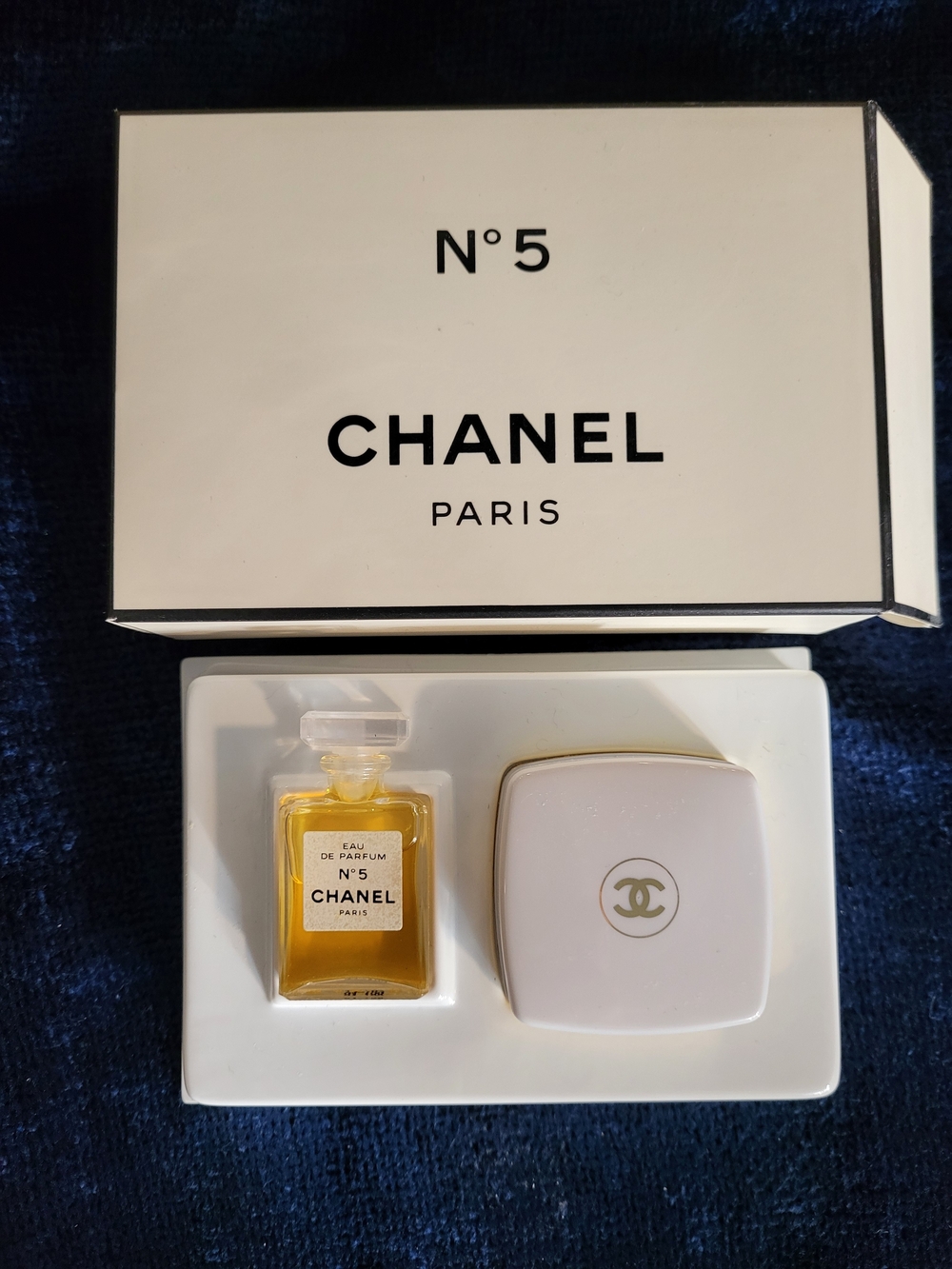CHANEL N°5 Gift Set in White and Gold